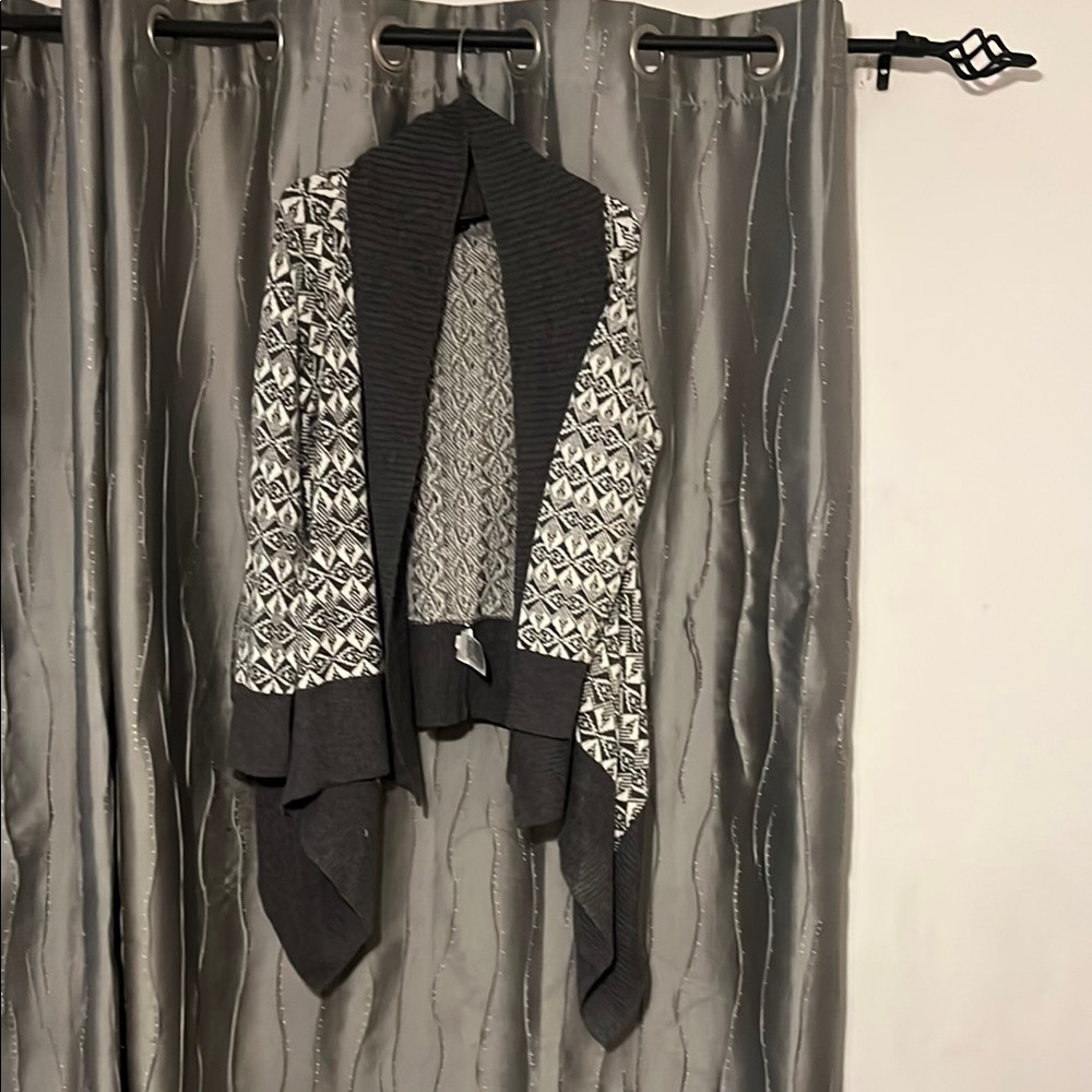 Women's Black and Gray Patterned Sweater